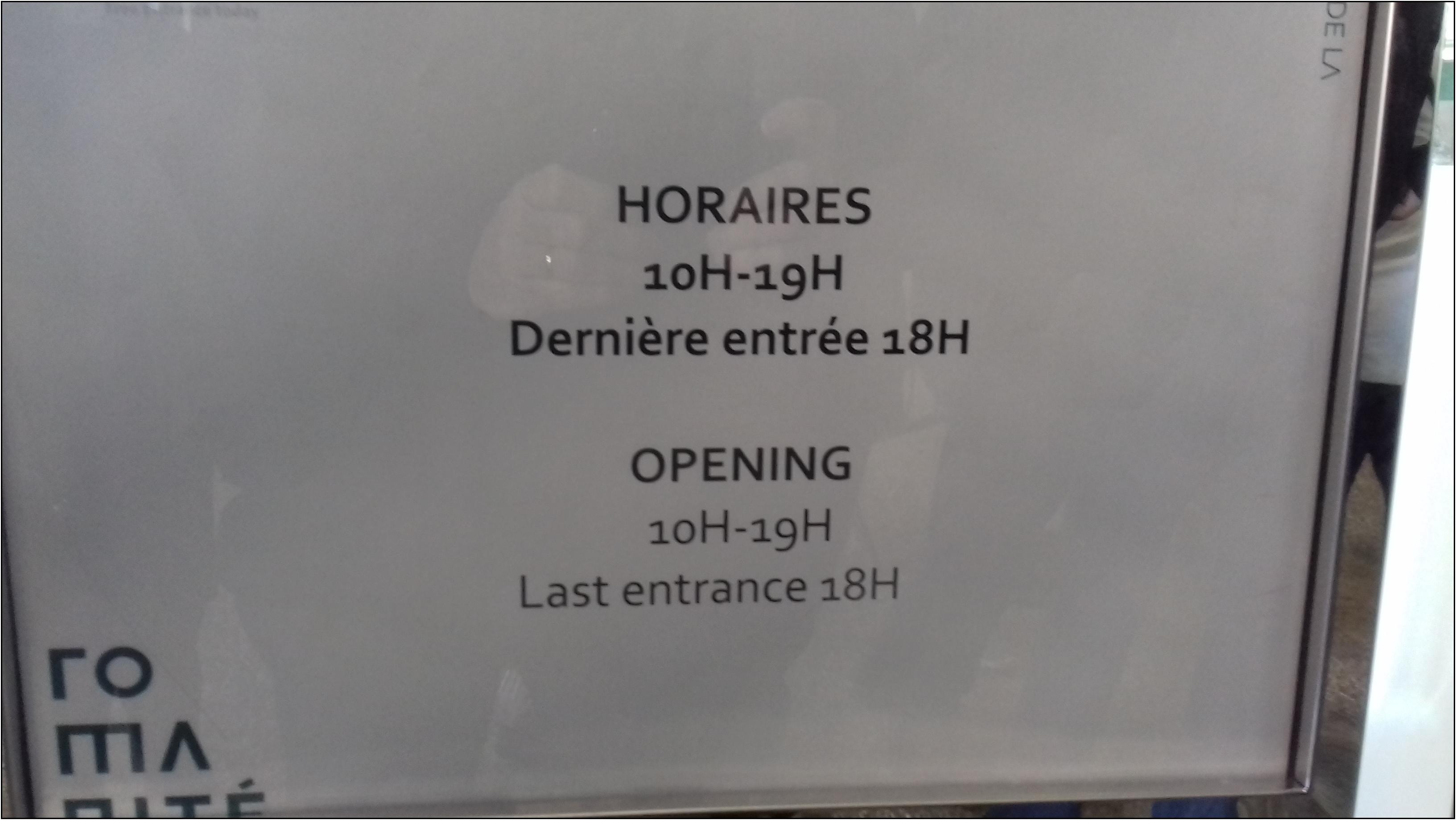 Affichage bilingue illegal au Musee de la Romanite de Nimes : les horaires