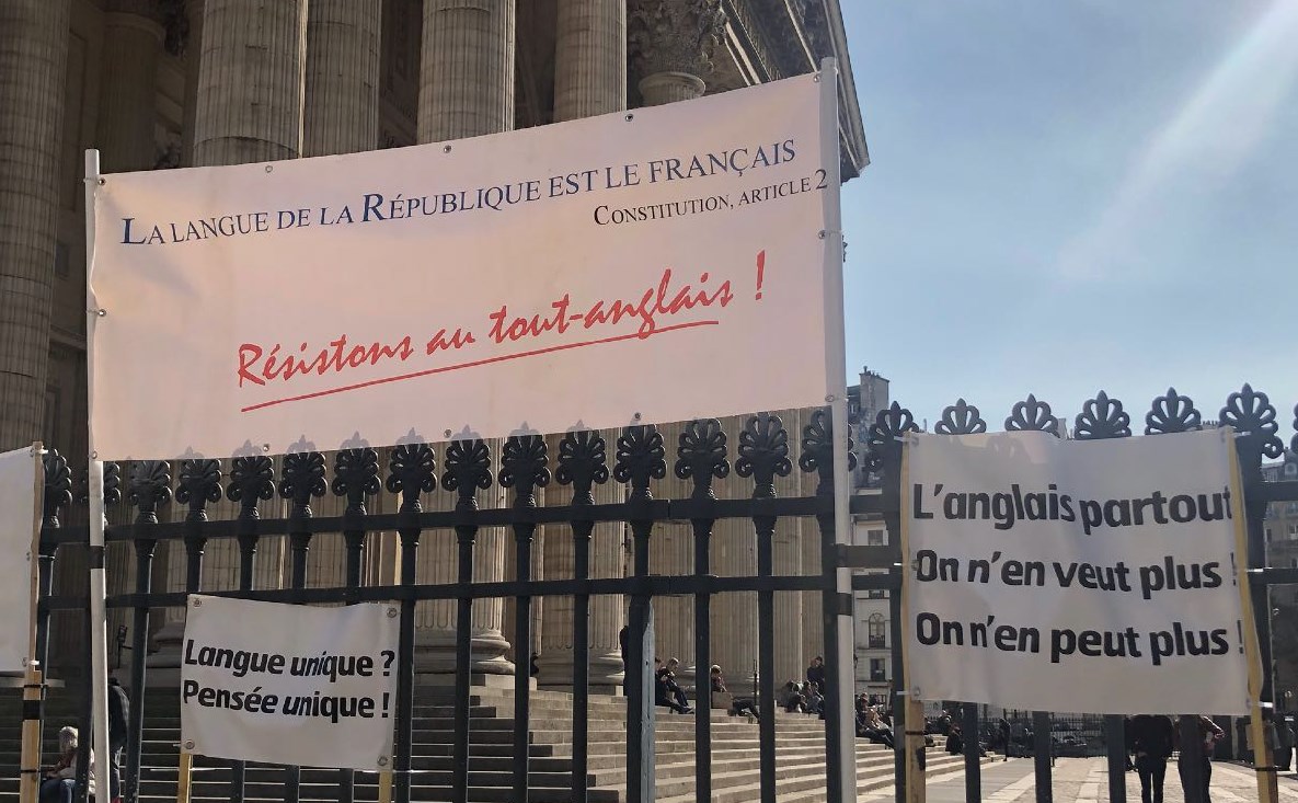 Aux grilles du Panthéon pour le rassemblement du 20 mars 2022 pour la langue française