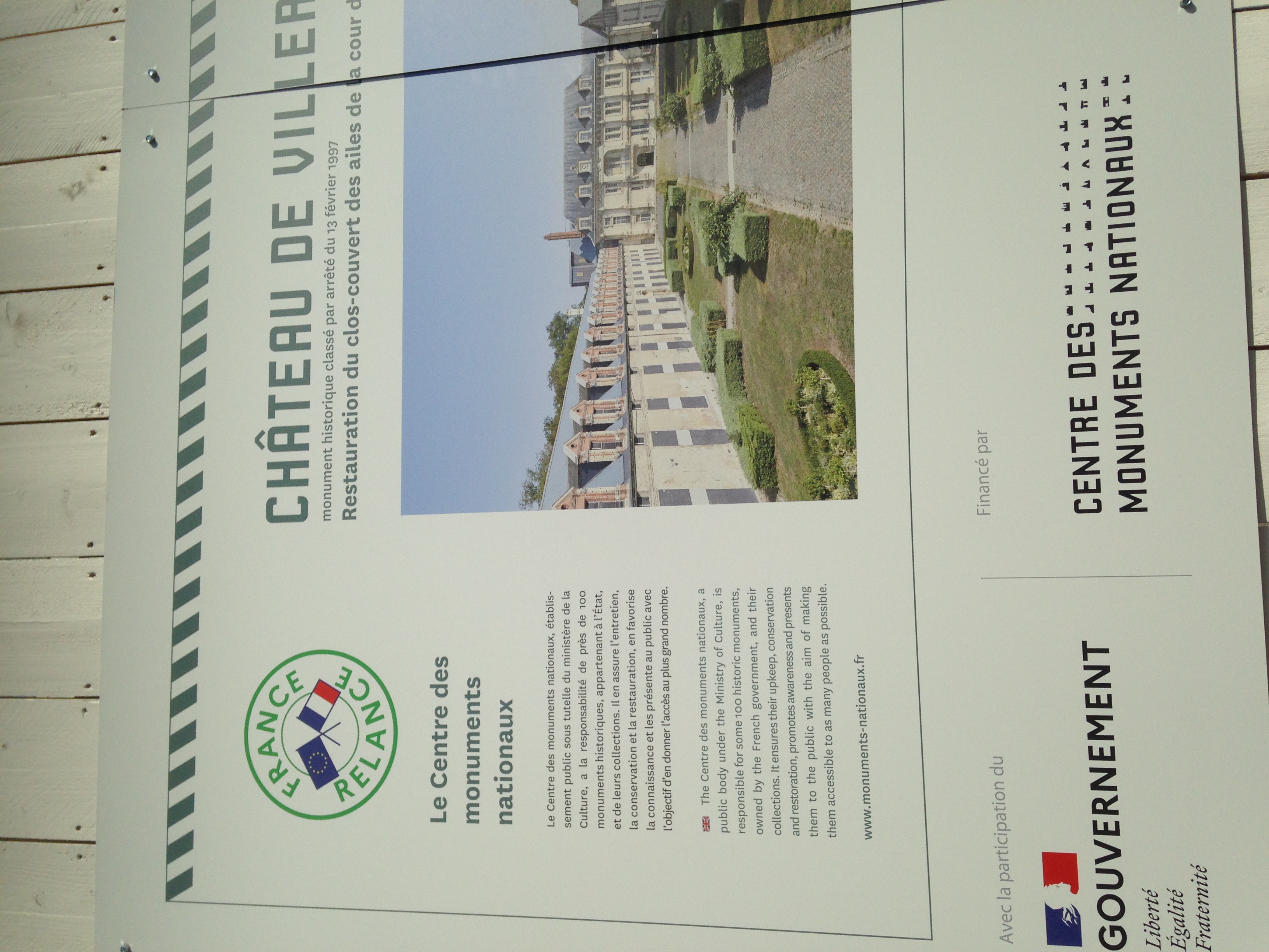 Bilinguisme illégal, Loi Toubon bafouée à Villers-Cotterêts, future Cite de la Francophonie