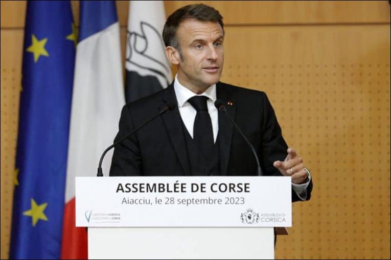 Emmanuel Macron en Corse et la loi Toubon bafouée