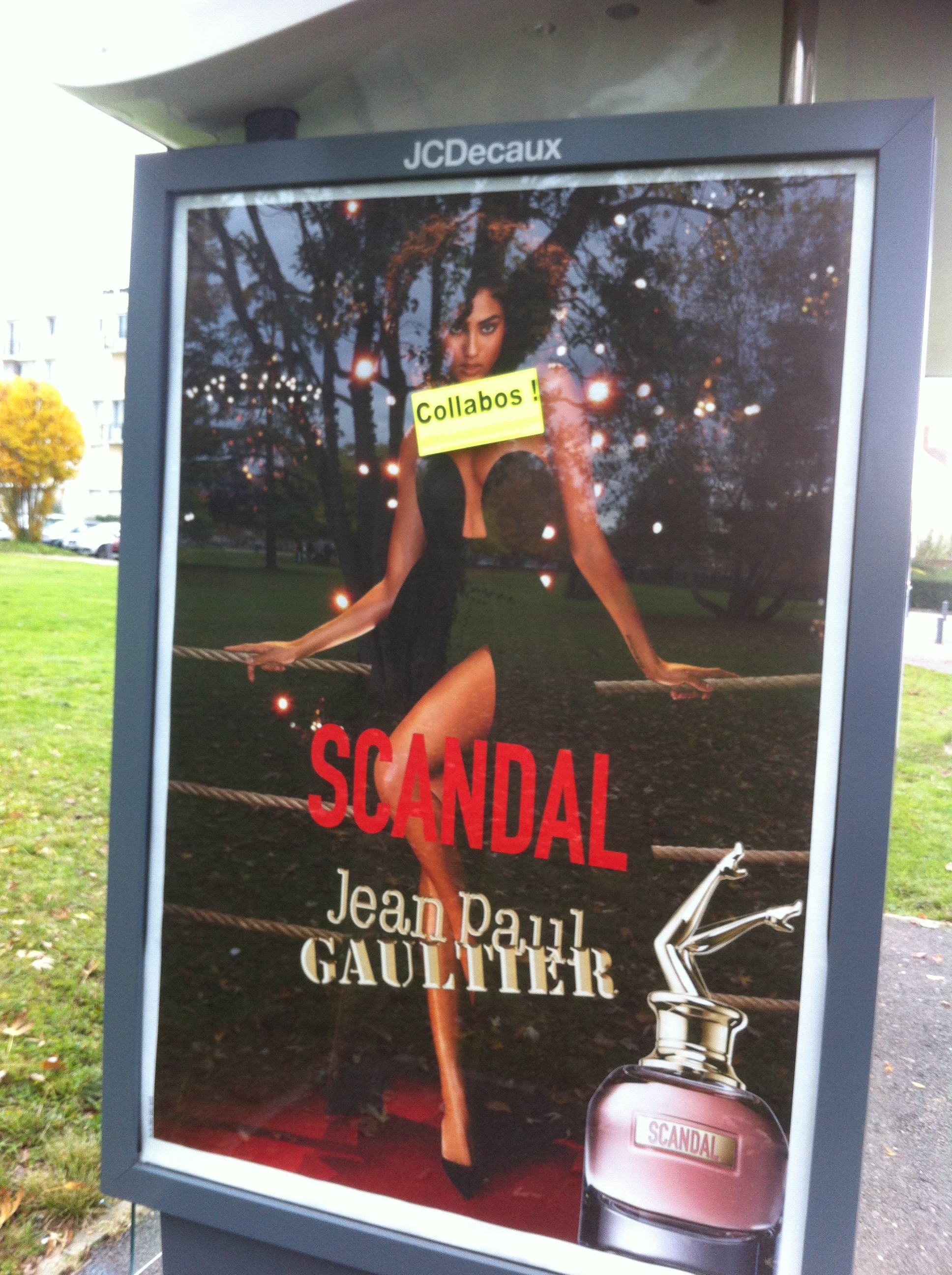 Jean-Paul Gaultier dans SCANDAL, une publicité qui collabore à l'anglicisation générale