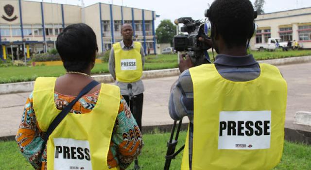 Journalistes congolais avec un gilet PRESSE