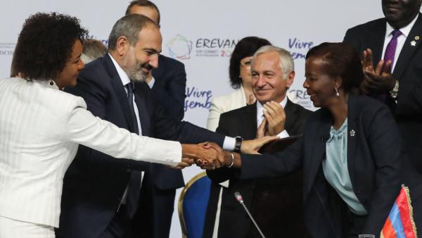 L'ancienne secr�taire g�n�rale de la Francophonie, la Canadienne-Michaelle-Jean-et-la-nouvelle secr�taire la Ruandaise Louise Mushikiwabo - Erevan, le 12 octobre 2018