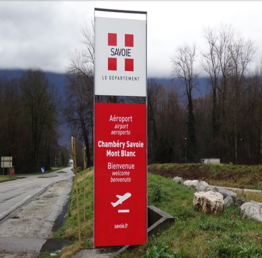 Panneau de Chambéry-Savoie-Mont-Blanc mis en conformité avec la loi Toubon