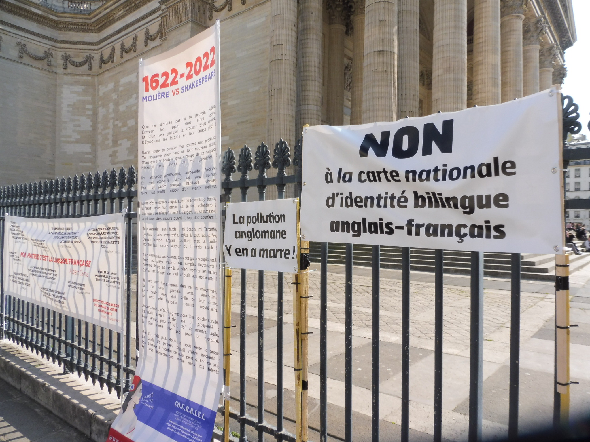 Panneaux pour le rassemblement pour la langue française et la francophonie du 20 mars 2022 à Paris