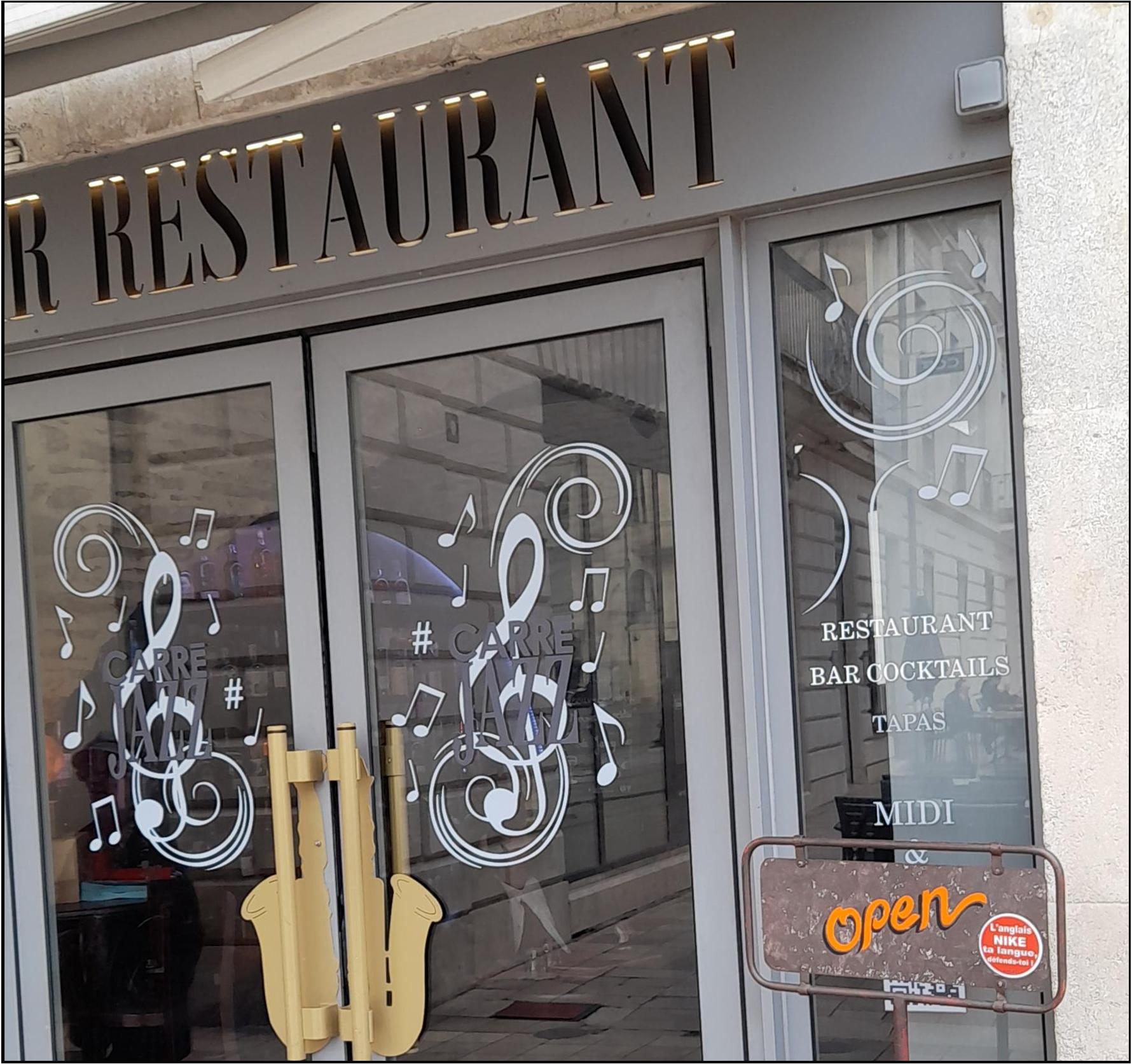 Restaurant, le Carré-Jazz, place de la Maison Carrée à Nîmes