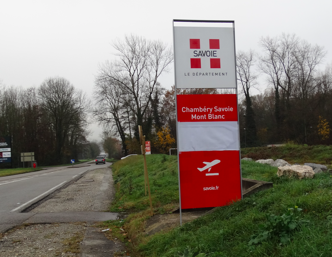Signalétique de l'aéroport de Chambéry-Savoie-Mont-Blanc sur la route en allant à l'aéroport