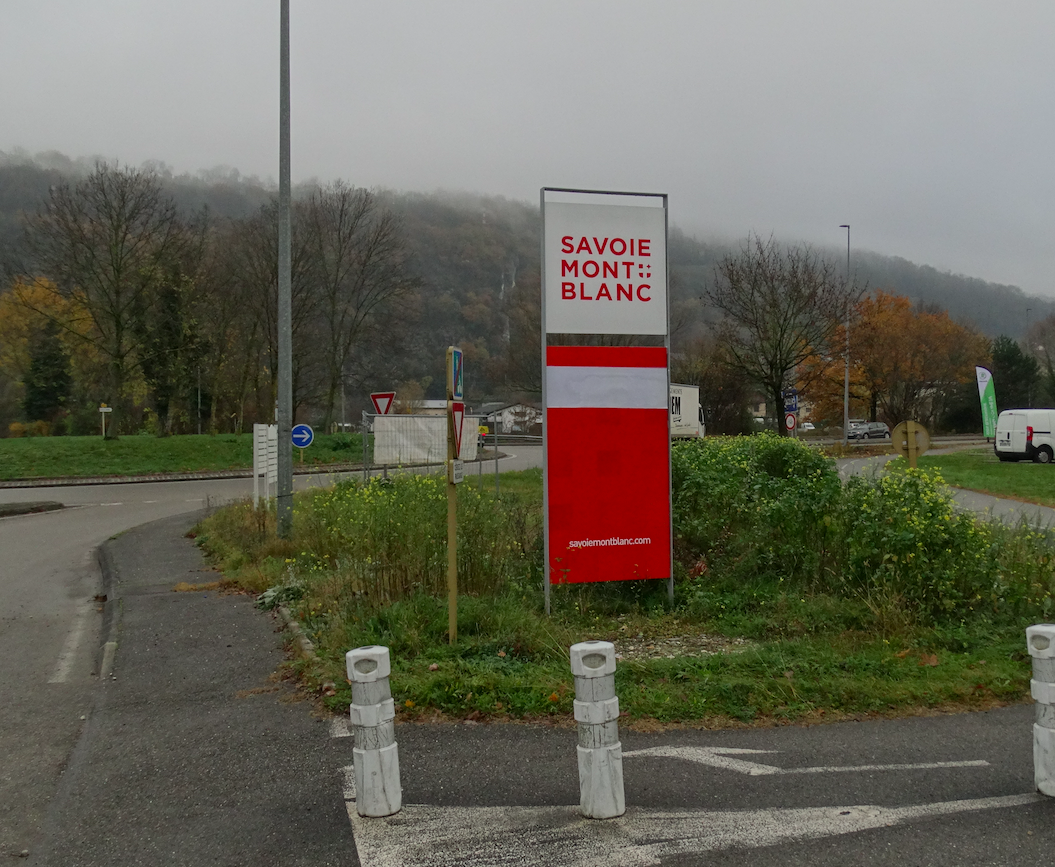 Signalétique de l'aéroport de Chambéry-Savoie-Mont-Blanc sur la route en sortant de l'aéroport