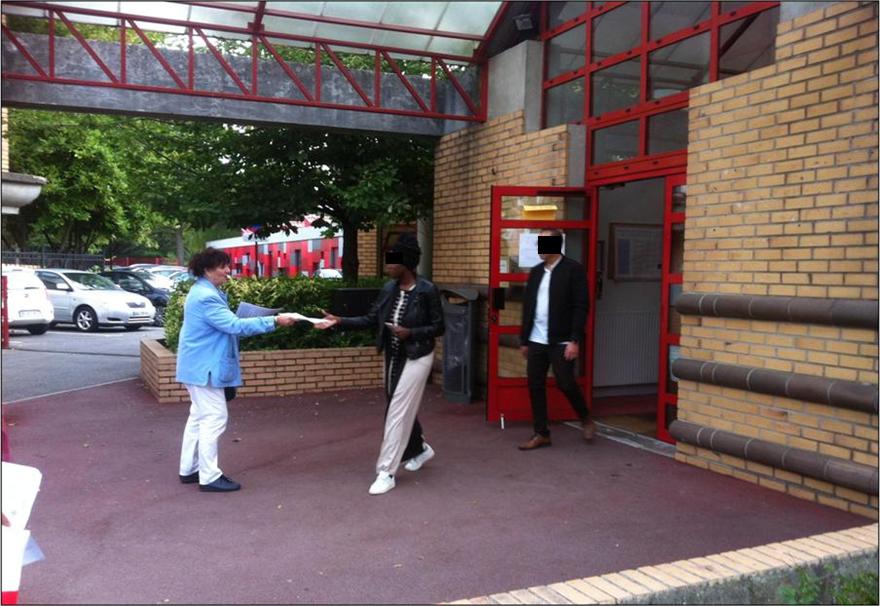 Distribution de tracts dans l'Essonne contre la politique du tout-anglais