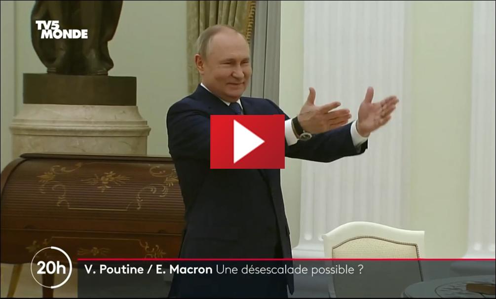 Vladimir Poutine dit BONSOIR en français à Emmanuel Macron qui lui répond en anglais